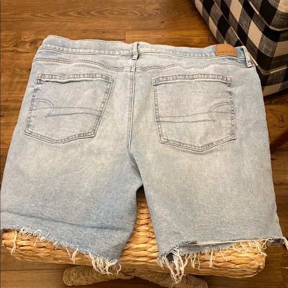 American Eagle women’s Light Blue Distressed Denim Shorts - Picture 3 of 4